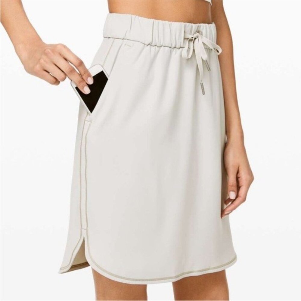 NWOT Lululemon On the Fly Woven Skirt Silverstone Size 6